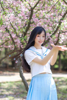 美女穿着内衣露出胸口